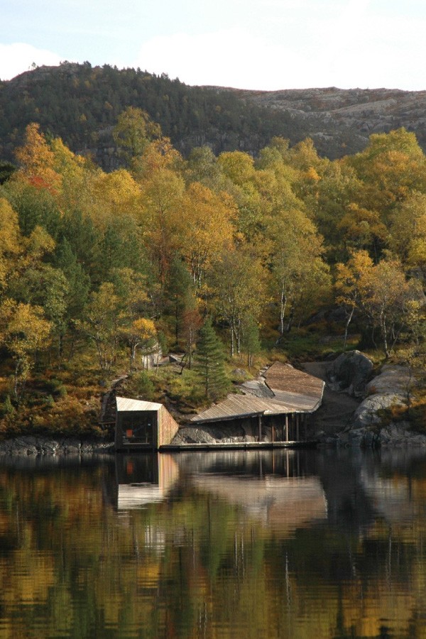 Förslag på arkitektur. Bastu vid sjö i norska fjällvärlden. Foto & arkitekt Helen & Hard